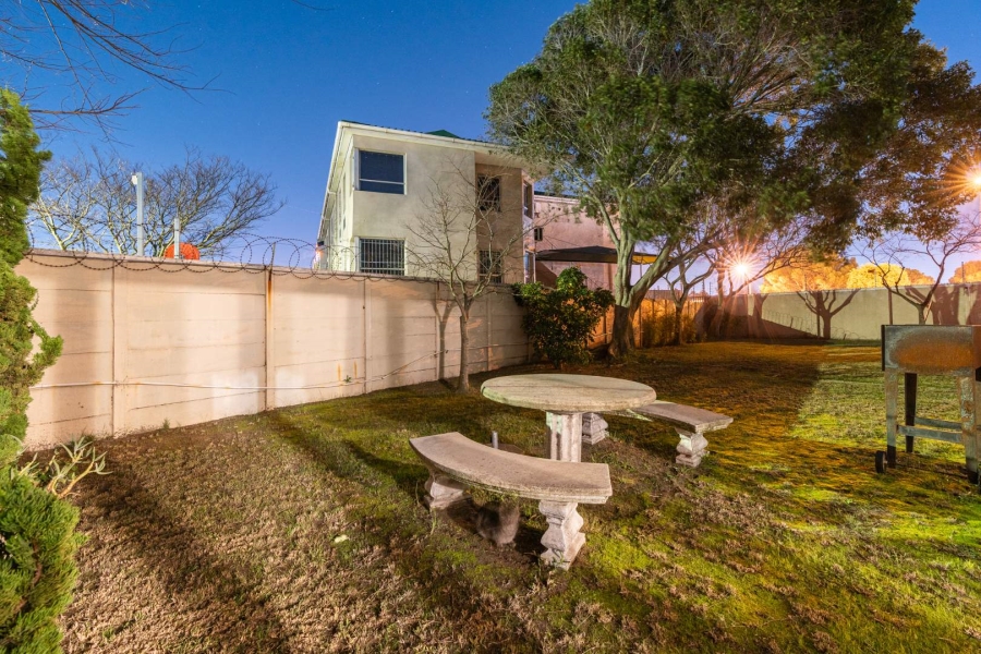 To Let 1 Bedroom Property for Rent in Kenilworth Western Cape